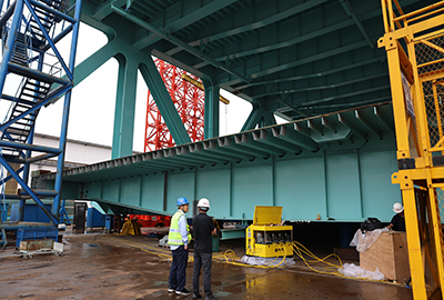 Synchronous lifting and weighing of steel box girder