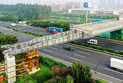 Synchronous lifting of steel box girder across highway<br /><br /><br /><br /><br /><br />
