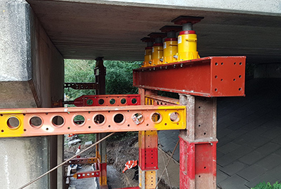 Synchronous lifting and replacement of rubber bearings in bridge construction