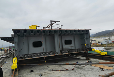 Synchronous lifting of the steel box girder<br /><br /><br /><br /><br /><br />
