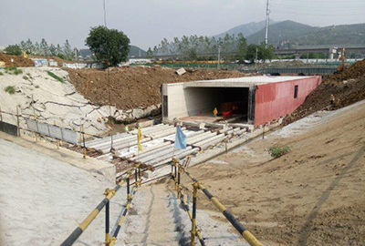 Synchronous pushing of box culvert