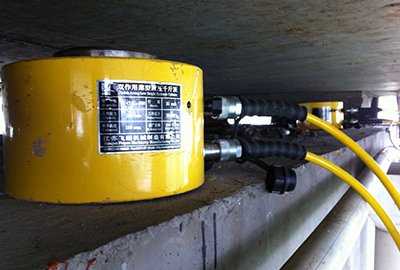 Replacement of rubber bearings by synchronous lifting for viaduct