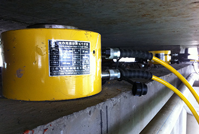 Pag-ilis sa rubber bearings pinaagi sa dungan nga pagbayaw alang sa viaduct