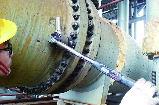Flange bolt pre-tightening of high pressure pipe1