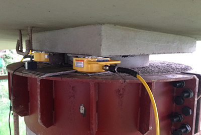 Replacement of rubber bearings by synchronous lifting for box girder structure with five span jacks