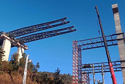 Synchronous lifting of roof of steel box girder across highway<br /><br /><br /><br /><br /><br />
