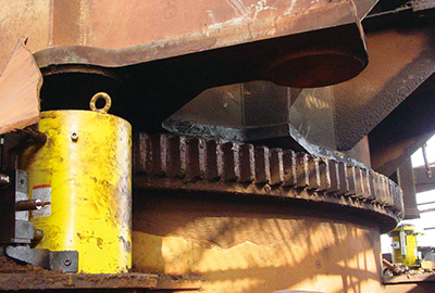 Synchronous lifting in the maintenance of large electric shovel<br /><br />
