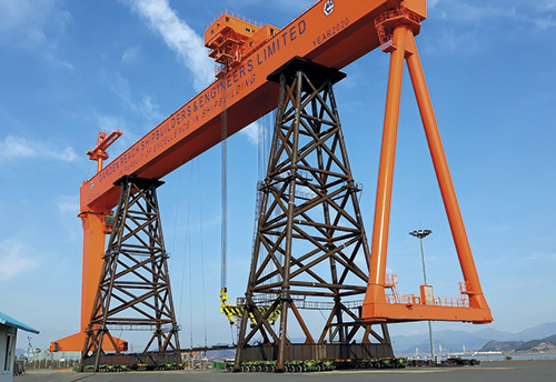 Shipyard-3600-ton-gantry-crane-moving-transport