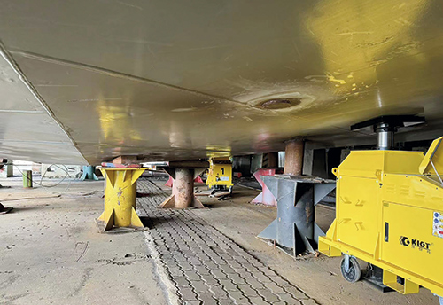 Shore-hoisting-and-ship-transportation
