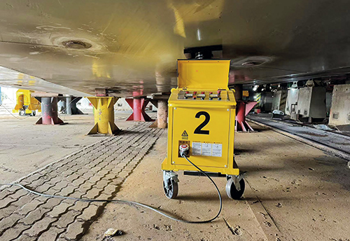 Shipyard-3600-ton-gantry-crane-moving-transport