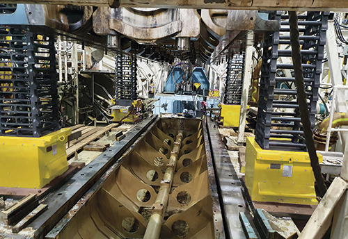 Shipyard-3600-ton-gantry-crane-moving-transport